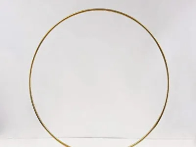 Gold Circular Stand – A stylish circular gold frame, ideal for creating beautiful floral displays and statement wedding decorations.