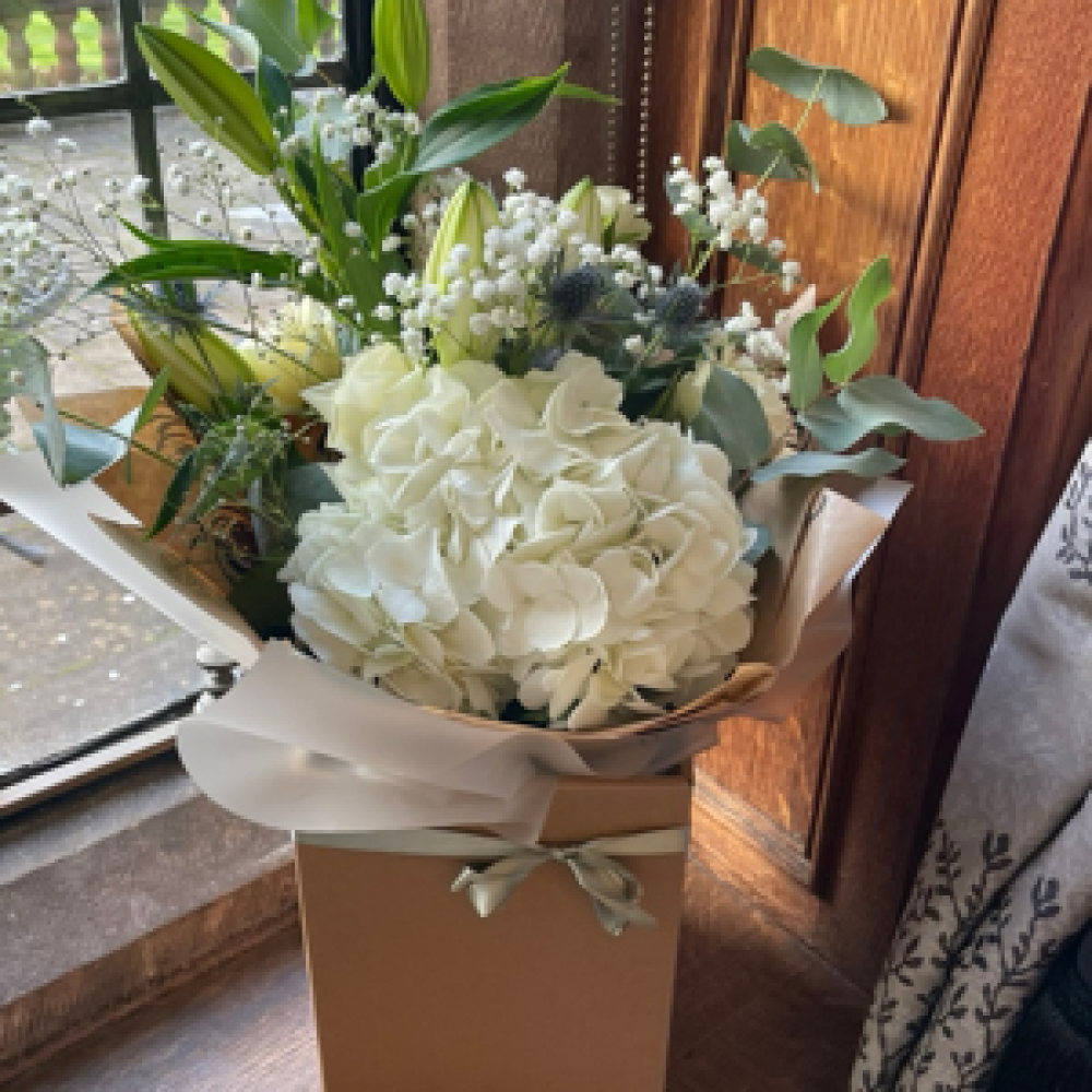 Whites bouquet Product Image